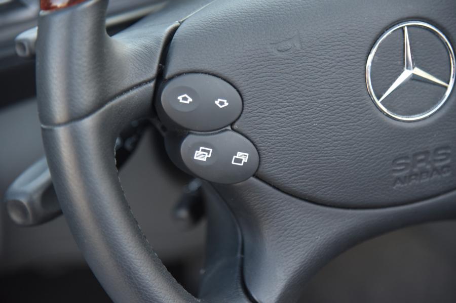 Детали интерьера Mercedes-Benz SL500 (R230) 2003 года  (фото 41 из 86)